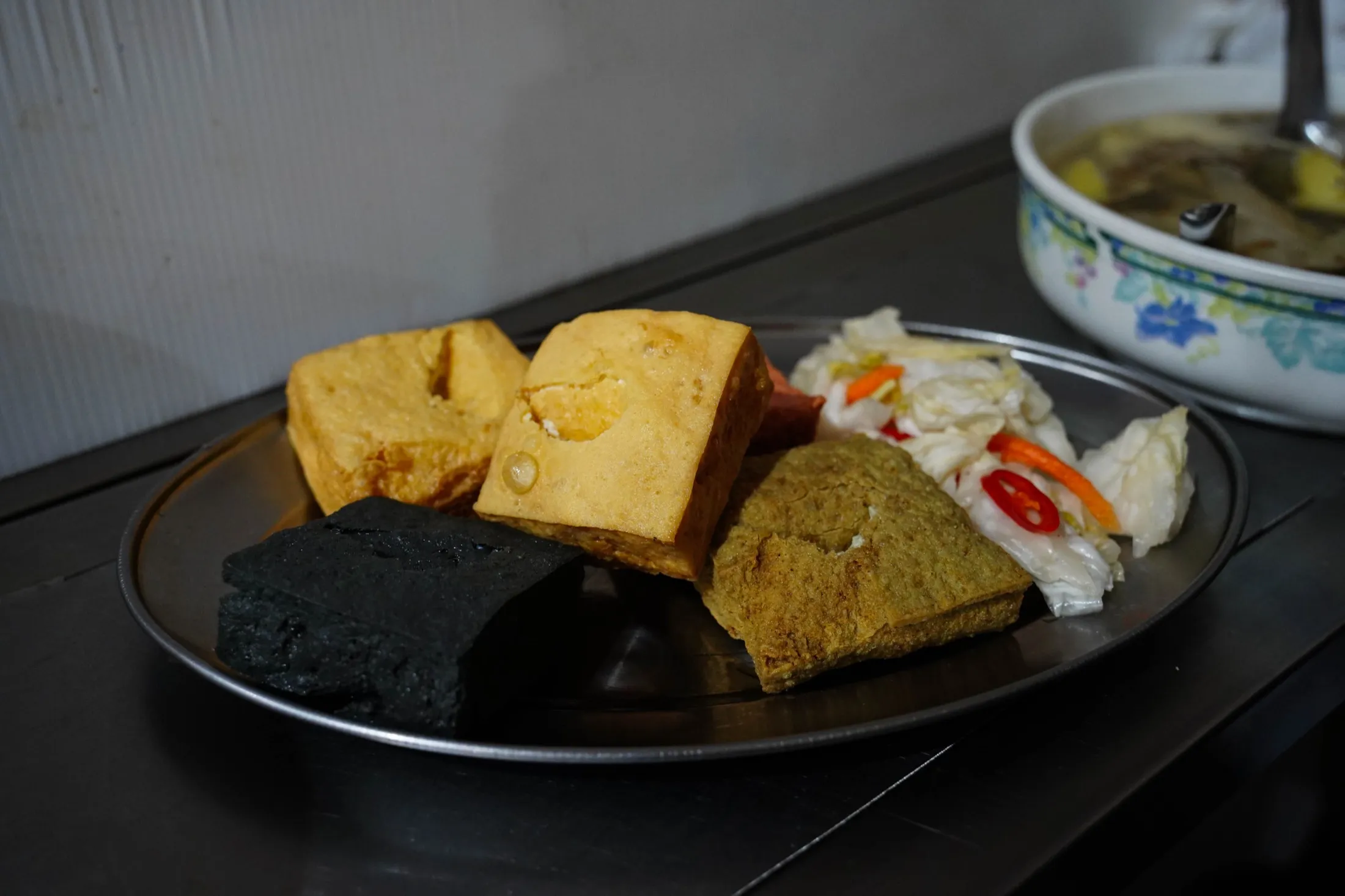 清安豆腐街的四色脆皮臭豆腐，外皮金黃酥脆